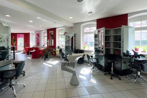 Großer Raum für Ihre Ideen mit Ladeneingangstür_ - 