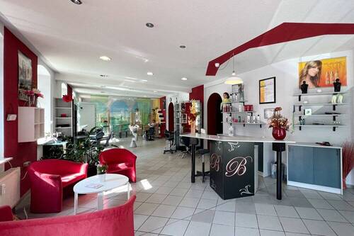 Großer heller Raum mit zahlreichen Nutzungsmöglichkeiten - 