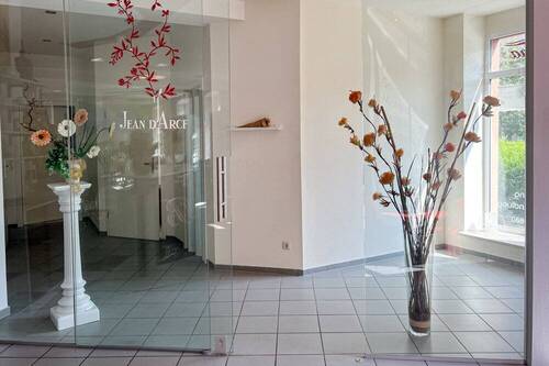 Glastrenntür zu den Räumen rechterhand - 