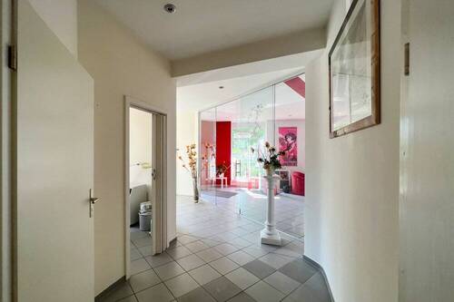 Flur und Behandlungszimmer rechterhand - 