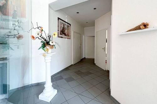 Mit Ständerwänden abgeteilte Räume rechterhand - 