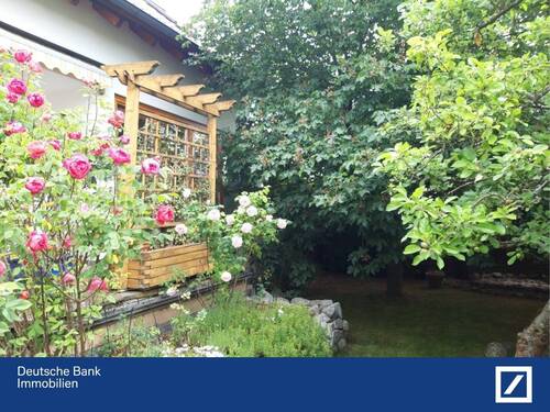Hausansicht mit Garten 1 - Ein tolles Haus mit viel Platz !
