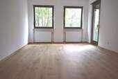 Schlafzimmer mit Balkonzugang - Schöne Wohnung mit zwei Balkonen