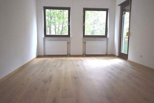 Schlafzimmer mit Balkonzugang - Schöne Wohnung mit zwei Balkonen