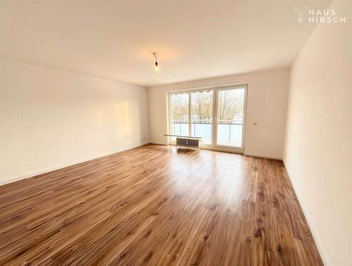 Helles Wohnzimmer mit Balkon - 3 Zimmer Etagenwohnung in Hamburg