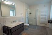 Tageslichtbad mit Dusche - 