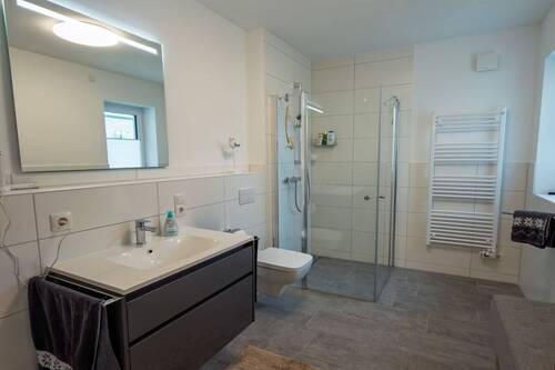 Tageslichtbad mit Dusche - 