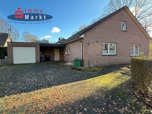 Garage mit Abstellraum und Pkw-Stellplätze davor - 3 Zimmer Einfamilienhaus zum Kaufen in Espelkamp