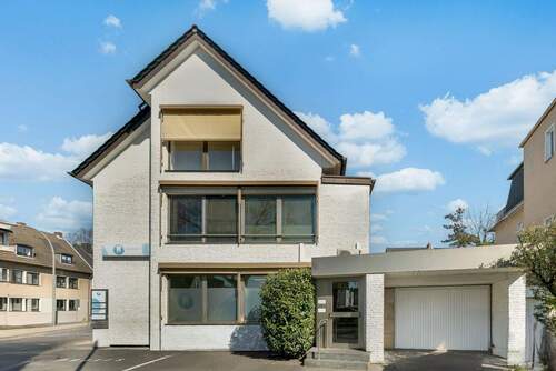 Hausansicht mit Garage - 1 Zimmer Mehrfamilienhaus, Wohnhaus zum Kaufen in Köln