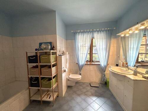 Badezimmer mit Dusche u. Badewanne - 