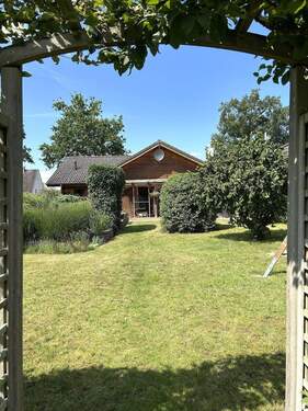 Blick in den vorderen Grundstücksbereich - 