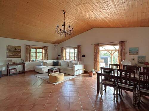 Wohn- u. Esszimmer mit offener Dachgestaltung - 4 Zimmer Mehrfamilienhaus, Wohnhaus in Bröthen