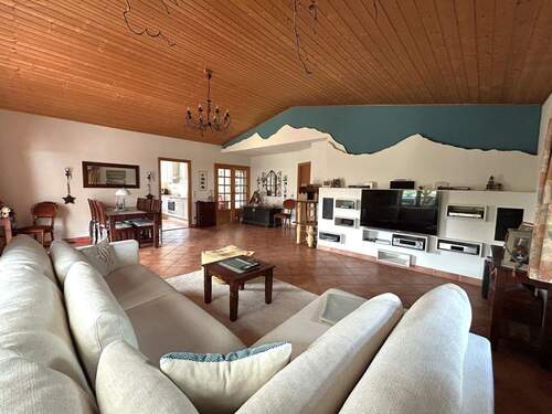 Wohnzimmer mit Blick in Richtung Eingangsbereich - Mehrfamilienhaus, Wohnhaus mit 131,00 m&sup2; in Bröthen zum Kaufen