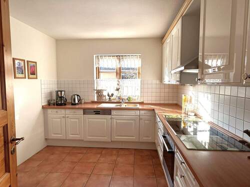 Küche mit gepflegter Einbauküche - 