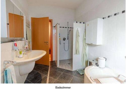 Badezimmer mit Dusche.JPG - 