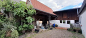 Innenhof mit Carports (1) - Charmantes Einfamilienhaus mit renovierter Ferienwohnung und Garten in idyllischer, ruhiger Lage