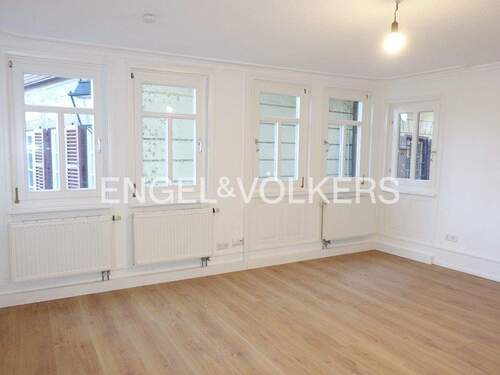 Heller Wohnbereich - Gemütliches Wohnen mit Einbauküche am Marktplatz