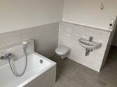 großes Bad mit Wanne und Dusche - 2 Zimmer Etagenwohnung zur Miete in Döbeln