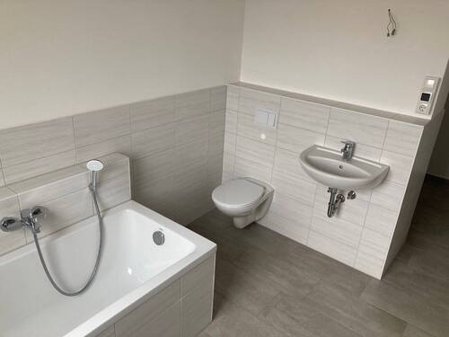 großes Bad mit Wanne und Dusche - 2 Zimmer Etagenwohnung zur Miete in Döbeln