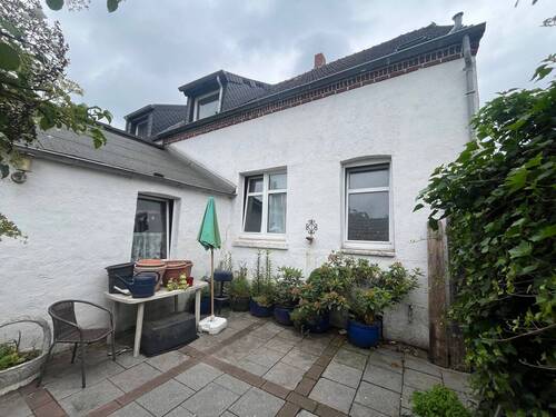Rückansicht mit Terrasse - 5 Zimmer Doppelhaushälfte in Bottrop