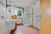 Stilvolles Badezimmer im Obergeschoss - 