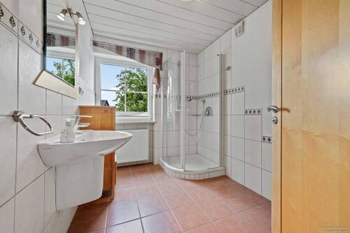 Stilvolles Badezimmer im Obergeschoss - 