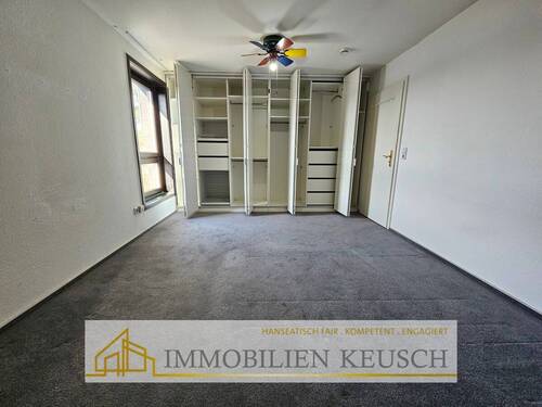 Schlafzimmer mit hochwertigen Einbauschrank - 