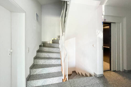 Treppenaufgang und Fahrstuhl - 