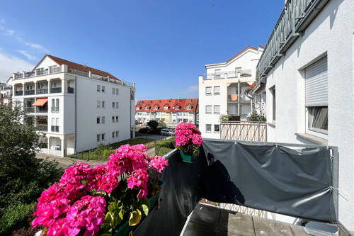 Balkon am Wohnzimmer - 3 Zimmer Etagenwohnung zum Kaufen in Erfurt