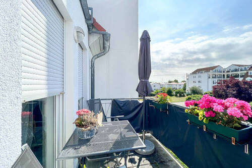 Großer Balkon am Wohnzimmer - 