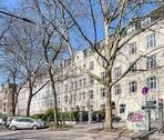 Hausansicht - Charmante 3-Zimmer-Altbauwohnung mit Wohnküche und Kamin im beliebten Ottensen