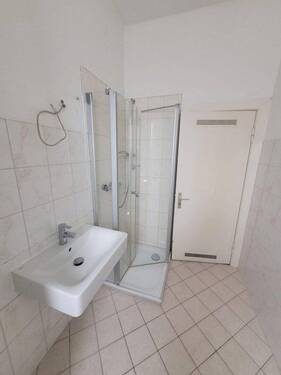 Bad mit Dusche - 
