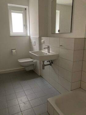 Beispielbild Bad mit Dusche weis gefliest - Etagenwohnung mit 85,90 m² in Mannheim zur Miete