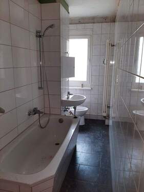 Bad mit Wanne EG - 3 Zimmer Etagenwohnung in Dessau-Roßlau