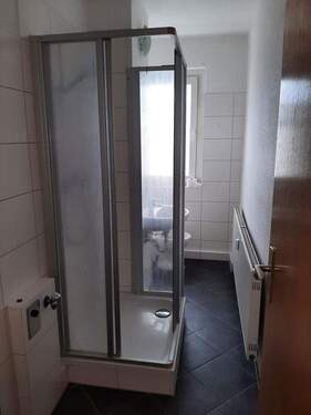 Bad mit Dusche 4. OG - Etagenwohnung mit 64,00 m² in Dessau-Roßlau zur Miete