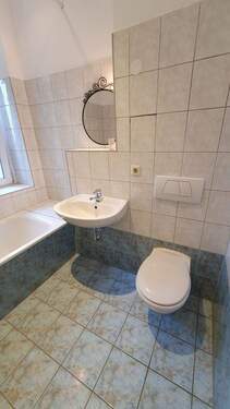 Badezimmer mit Badewanne - 