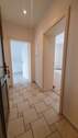Flur mit Türen und Fliesen - 