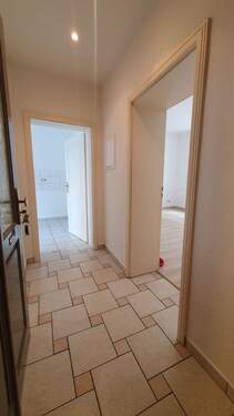 Flur mit Türen und Fliesen - 