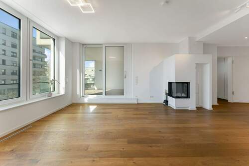 Wohnzimmer mit Kamin - 2 Zimmer Etagenwohnung zum Kaufen in Düsseldorf