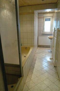 EG - Bad mit Dusche, Wanne und Waschbecken - 