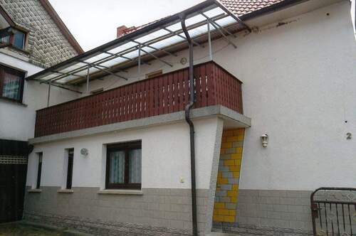 Hauseingang mit aufgebauten Balkon - 9 Zimmer Einfamilienhaus in Römhild