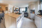 Küche / Wohnzimmer - Traumhafte 4,5 Zimmer Wohnung mit Balkon, Tiefgarage, EBK und Aufzug in Top Lage von Radolfzell.