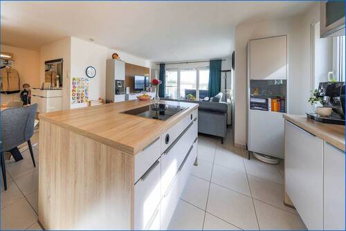Küche / Wohnzimmer - Traumhafte 4,5 Zimmer Wohnung mit Balkon, Tiefgarage, EBK und Aufzug in Top Lage von Radolfzell.
