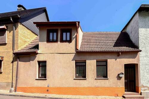Hausansicht - Reihenmittelhaus in Wettin mit Raum für eigene Ideen