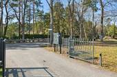 Einfahrt mit Tor zur Gated Community - 