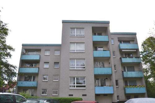 Am Erlenbach 16 - Balkonseite eines mehrgeschossigen Wohngebäudes mit Flachdach - 3-Zimmerwohnung in zentraler Lage von Altenbauna