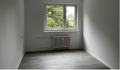 Schlafzimmer mit Blick zum Fenster, heller Bodenbelag und hellen Wänden.PNG - 