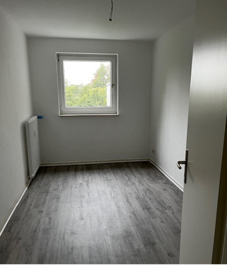 3. Zimmer mit hellen Wänden und hellem Bodenbelag.PNG - 