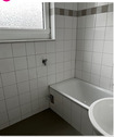 Badezimmer mit Badewanne mit heller Wand- und dunkler Bodenverfliesung.PNG - 