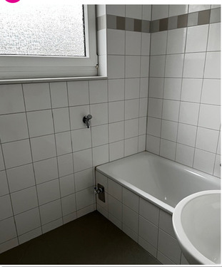 Badezimmer mit Badewanne mit heller Wand- und dunkler Bodenverfliesung.PNG - 